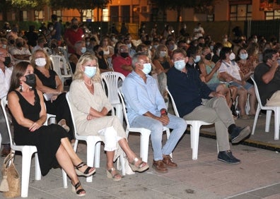 Imagen secundaria 1 - La actuación de la Banda de Juan Perro y las autoridades que asistieron al concierto de Sole Giiménez. 