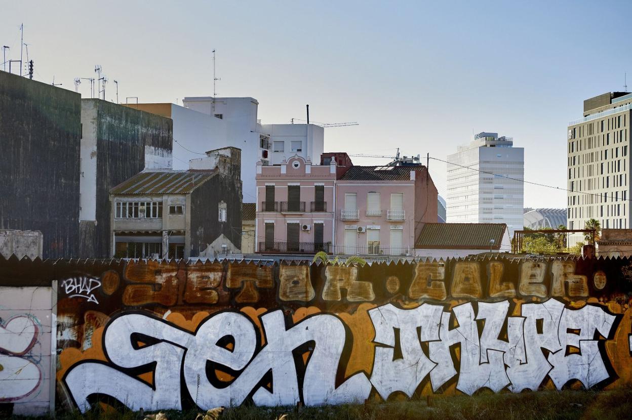 Se espera que derriben un bloque de casas en el barrio de Nazaret. iván arlandis 