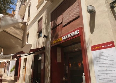 Imagen secundaria 1 - Arriba, terraza del Café Lisboa, con el olivo de la plaza del Doctor Collado al fondo. Abajo a la izquierda, puerta del restaurante. Abajo a la derecha, letrero que reza «Lisboa Lounge». 