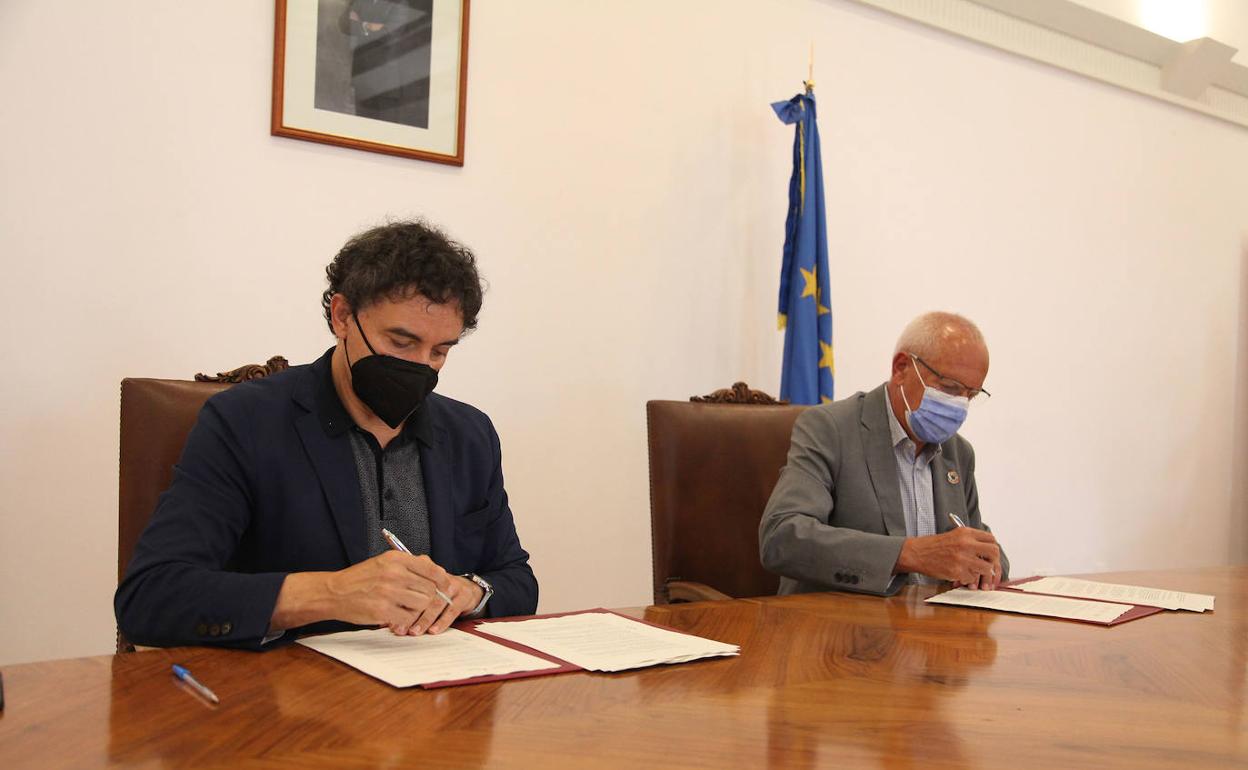 Francesc Colomer y Vicent Grimalt firma el convenio de colaboración. 