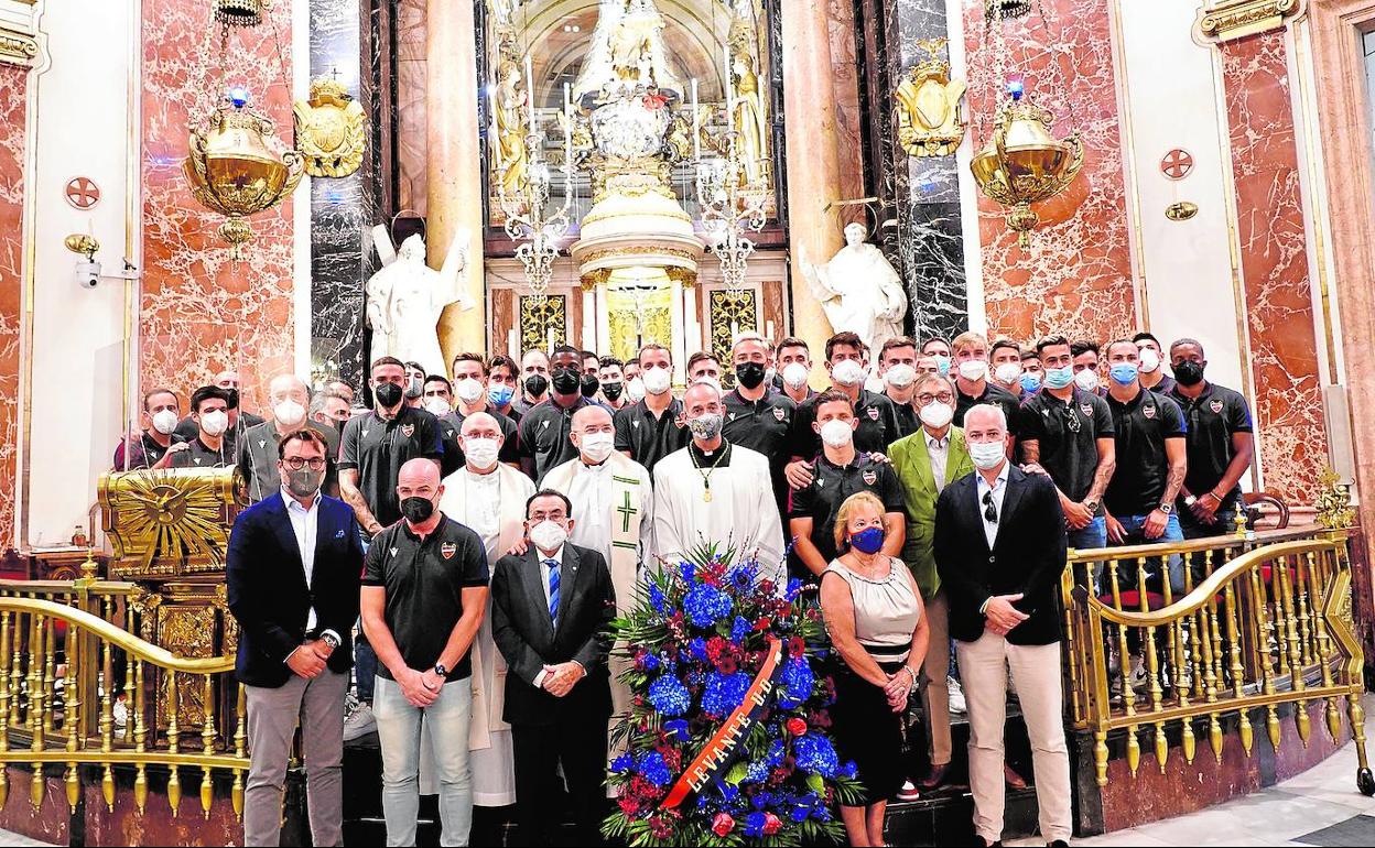 El conjunto granota llevó a cabo al mediodía la tradicional ofrenda floral a la Virgen de los Desamparados en la Basílica