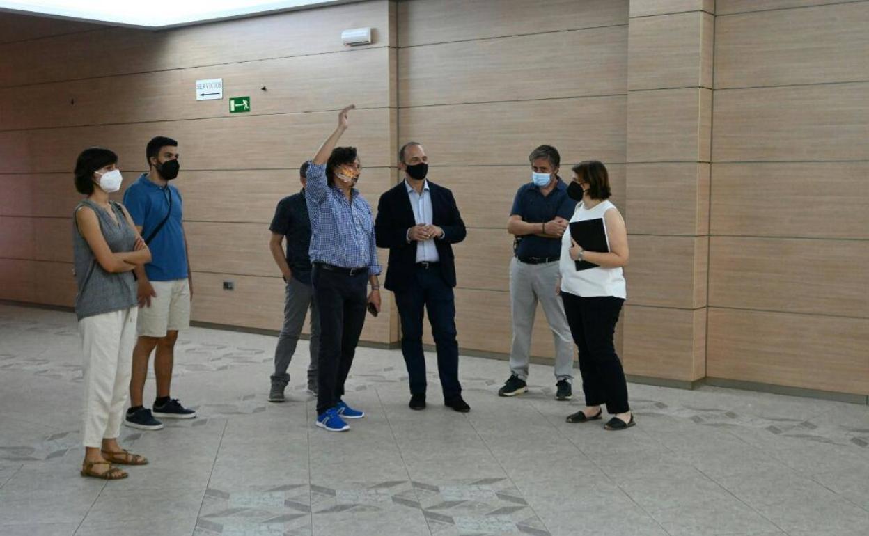 El conseller, Rubén Martínez Dalmau, con el alcalde, Jospe Riera, visitan las obras. 