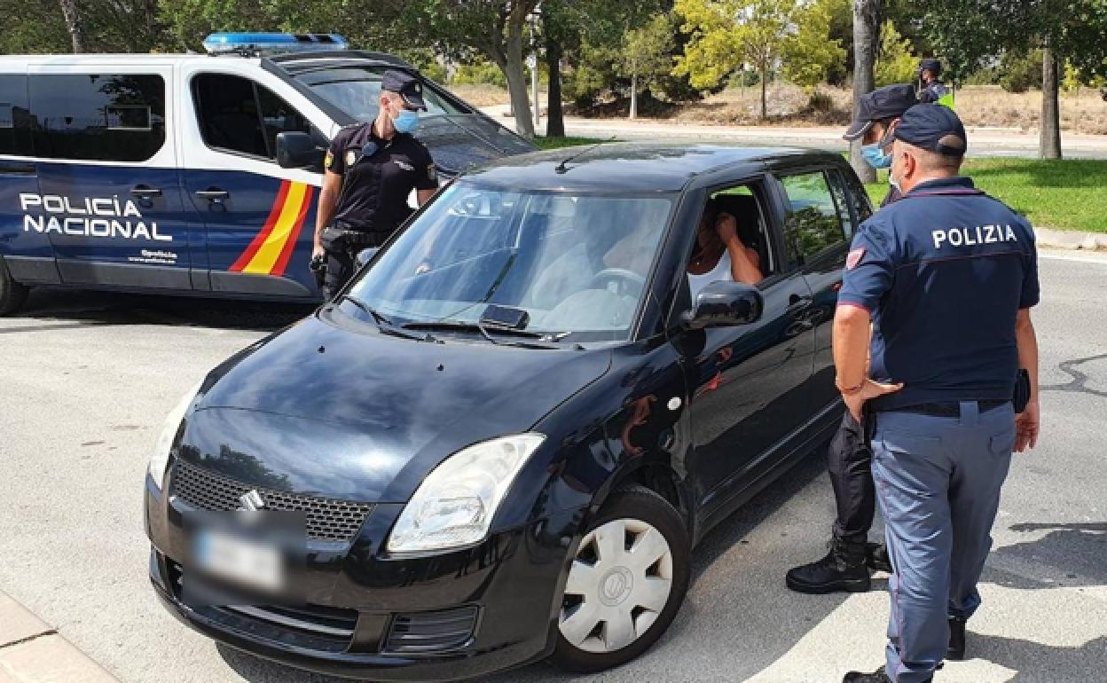 Un agente italiano durante un control en Benidorm.