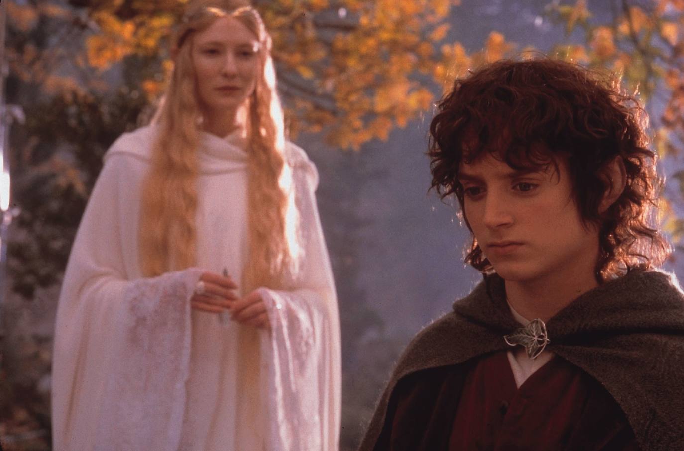 Cate Blanchett (detrás) en el papel de Galadriel