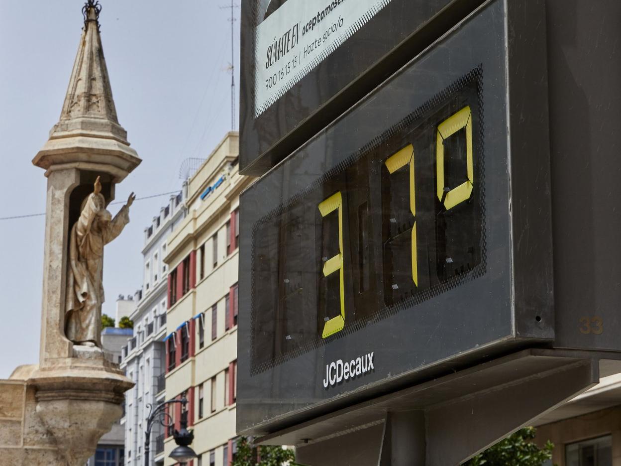 Un termómetro del centro de Valencia marcaba ayer 37 grados. 