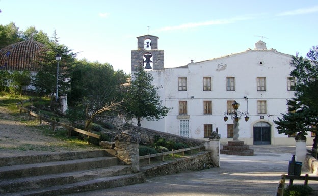 Imagen principal - Arriba, la entrada a la cueva y la fachada de la antigua hospedería. Abajo a la izquierda, las escaleras que descienden al santuario. Abajo a la derecha, la imagen de la Virgen, flanqueada por columnas salomónicas. 