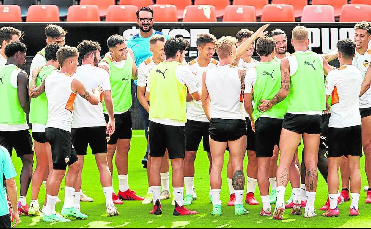 La sesión de trabajo en Mestalla se desarrolló ayer con un muy buen ambiente. 