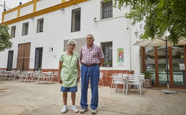 Vicenta y Vicente, marido y mujer y dueños de la Horchatería Vida posan frente a su local. 