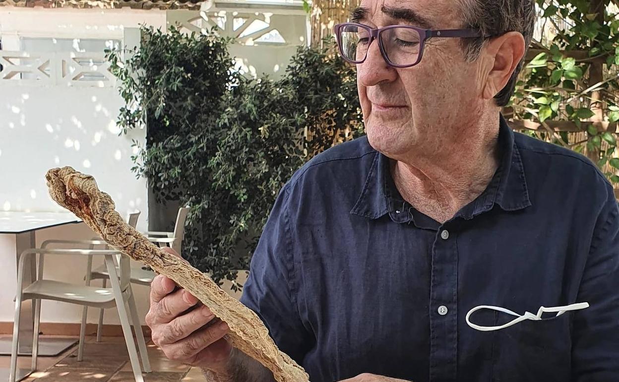 Pep Romany, en su porche del restaurante Pont Sec en Dénia.