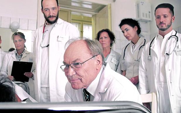 Klaus Maria Brandauer protagoniza 'El médico de Budapest'.