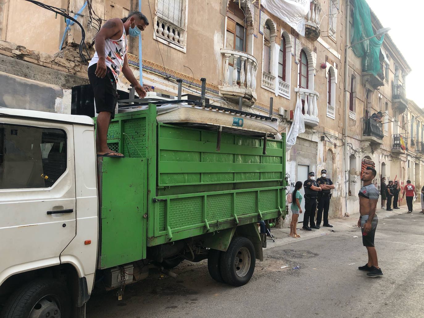 El Ayuntamiento demolerá los dos edificios ruinosos de la calle Manuel Arnau y desaloja a las más de 40 personas que los ocupan. 