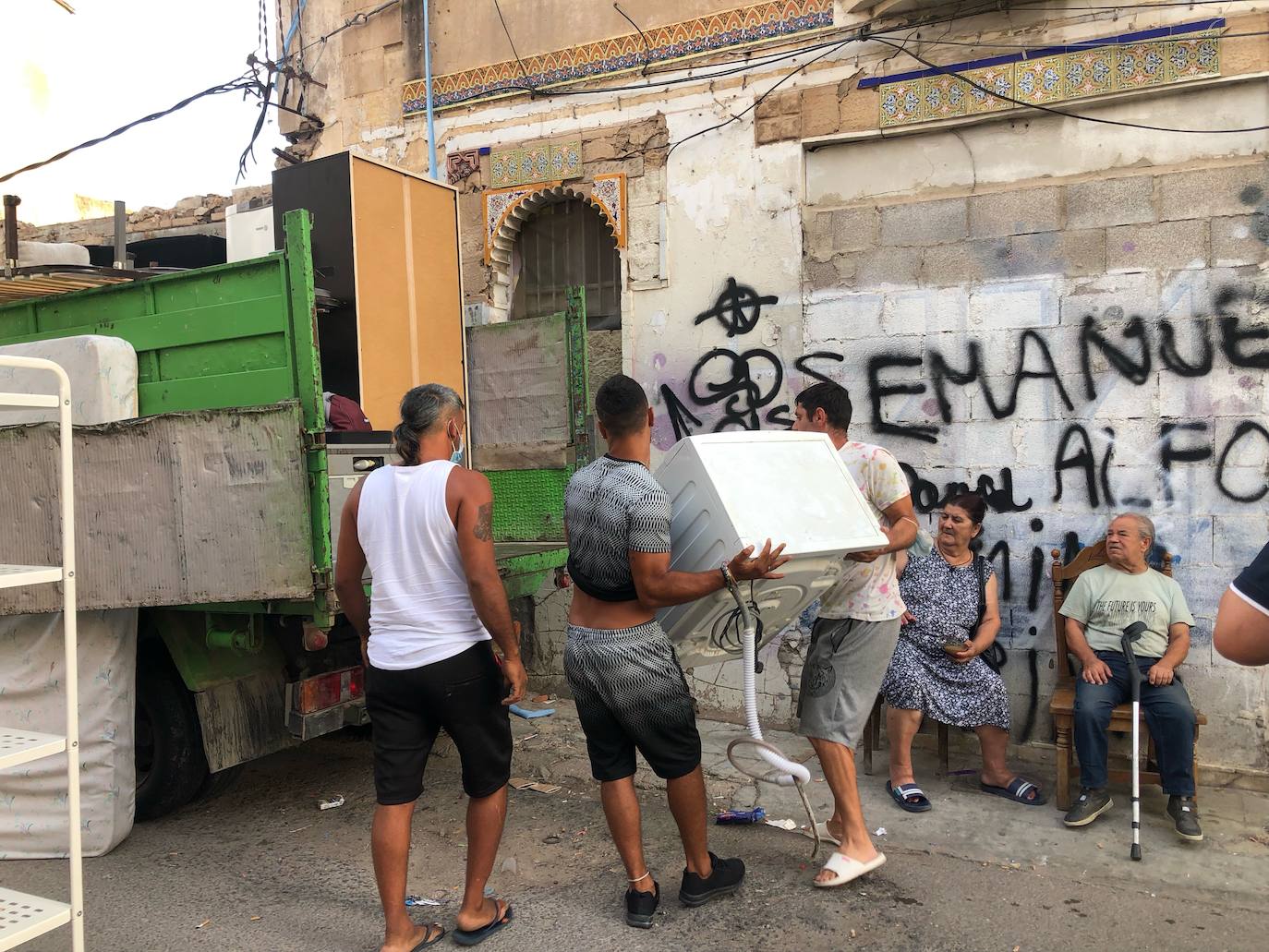 El Ayuntamiento demolerá los dos edificios ruinosos de la calle Manuel Arnau y desaloja a las más de 40 personas que los ocupan. 