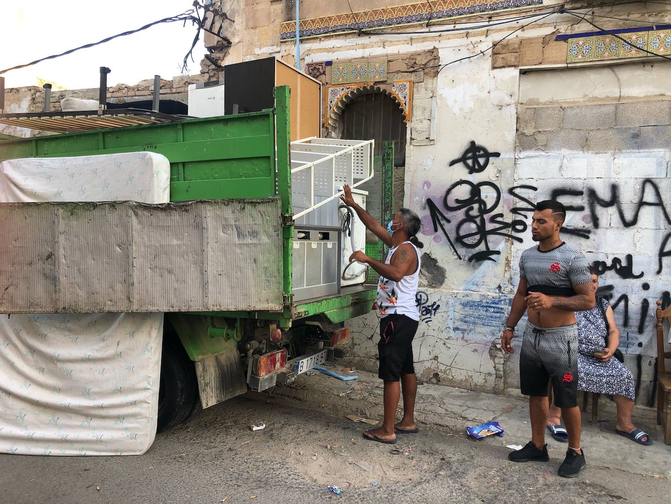 El Ayuntamiento demolerá los dos edificios ruinosos de la calle Manuel Arnau y desaloja a las más de 40 personas que los ocupan. 