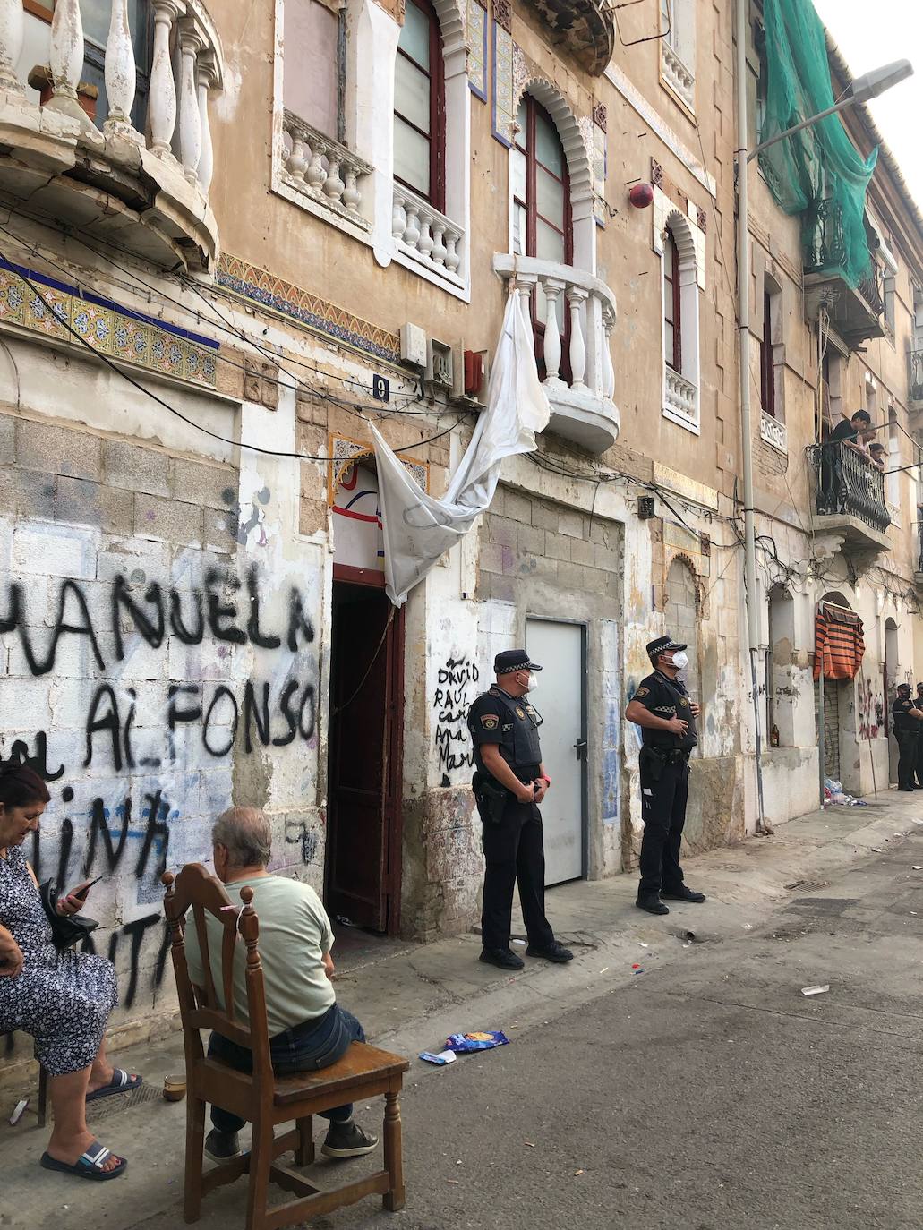 El Ayuntamiento demolerá los dos edificios ruinosos de la calle Manuel Arnau y desaloja a las más de 40 personas que los ocupan. 