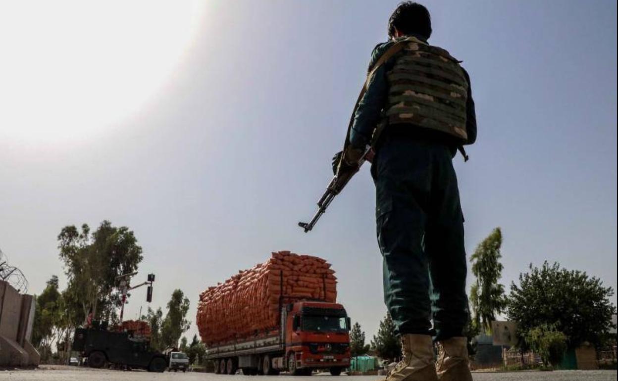 Un oficial de seguridad afgano controla una carretera en Kandahar.