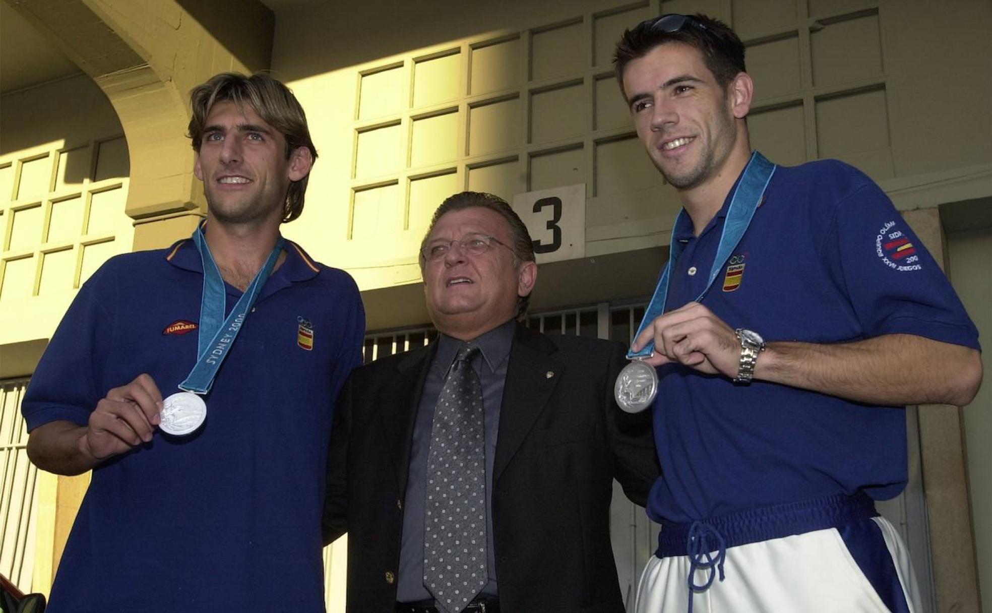 Angulo y Albelda, con sus medallas, junto al exdirigente del Valencia Pedro Cortés. 