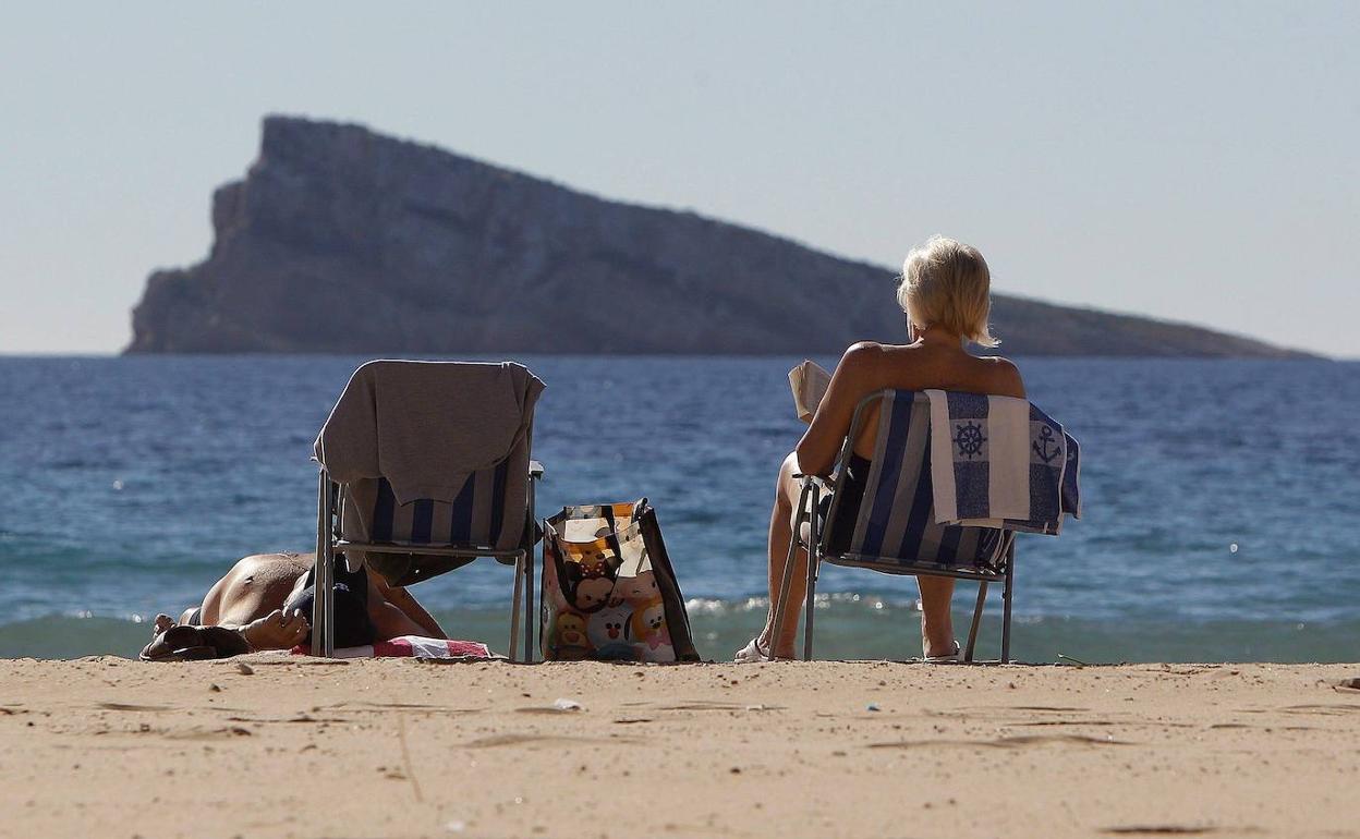 Una pareja en una playa de Benidorm.