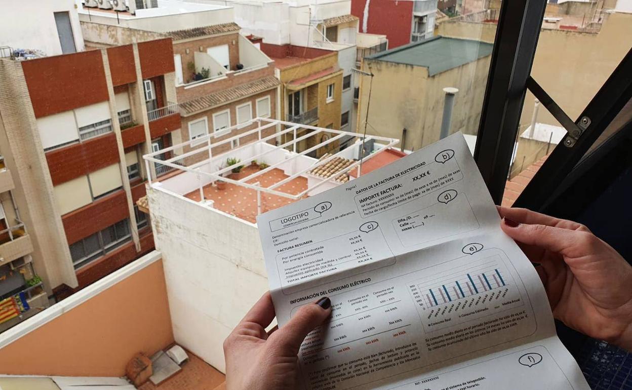 Una usuaria observa su factura de la luz. 