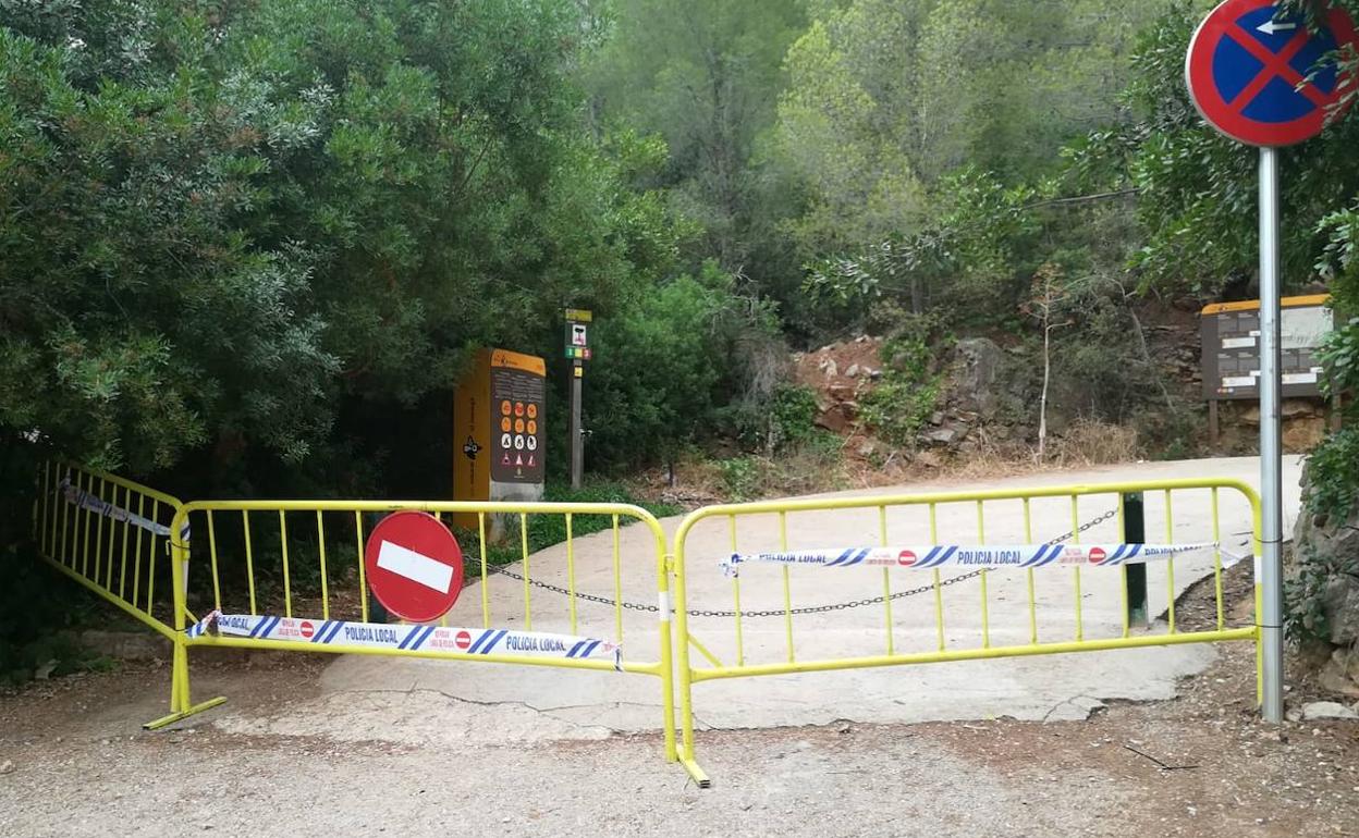 Las vallas colocadas en uno de los accesos al Montgó. 