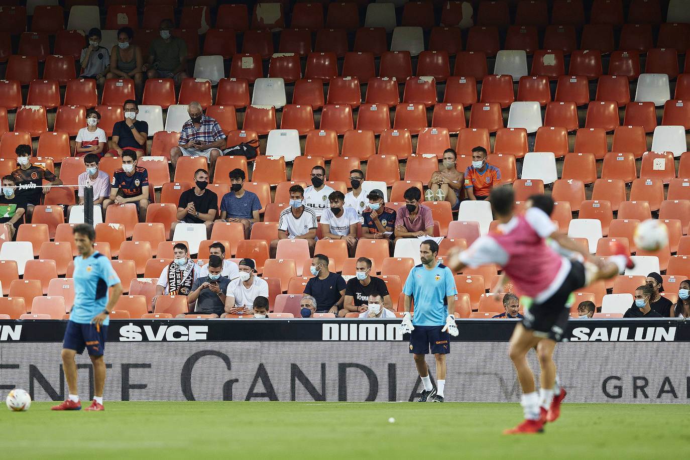 Fotos: Ambiente en Mestalla en el primer partido con público de la temporada