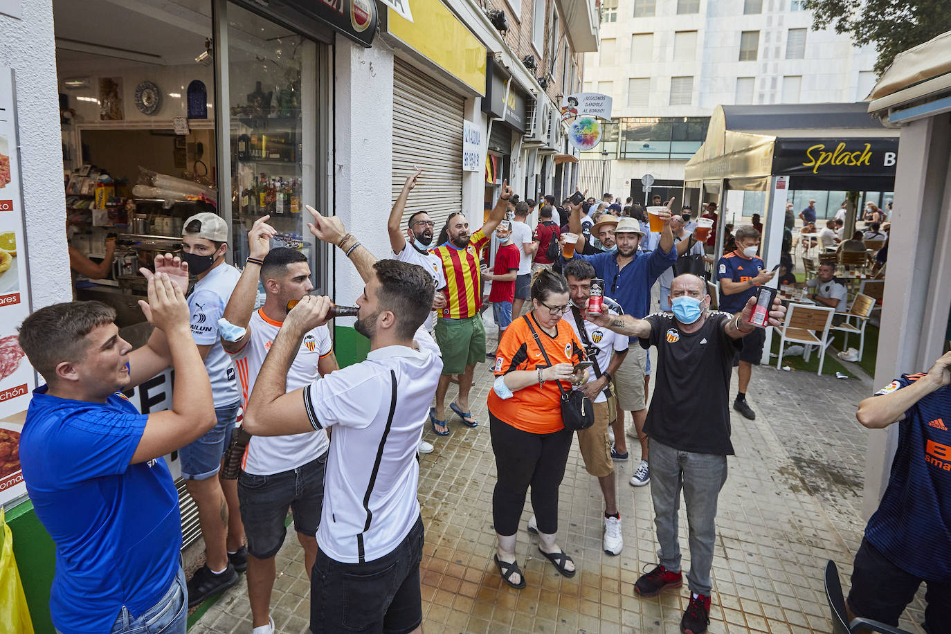 Fotos: Ambiente en Mestalla en el primer partido con público de la temporada