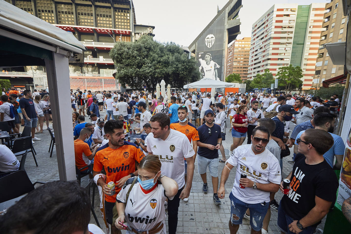 Fotos: Ambiente en Mestalla en el primer partido con público de la temporada