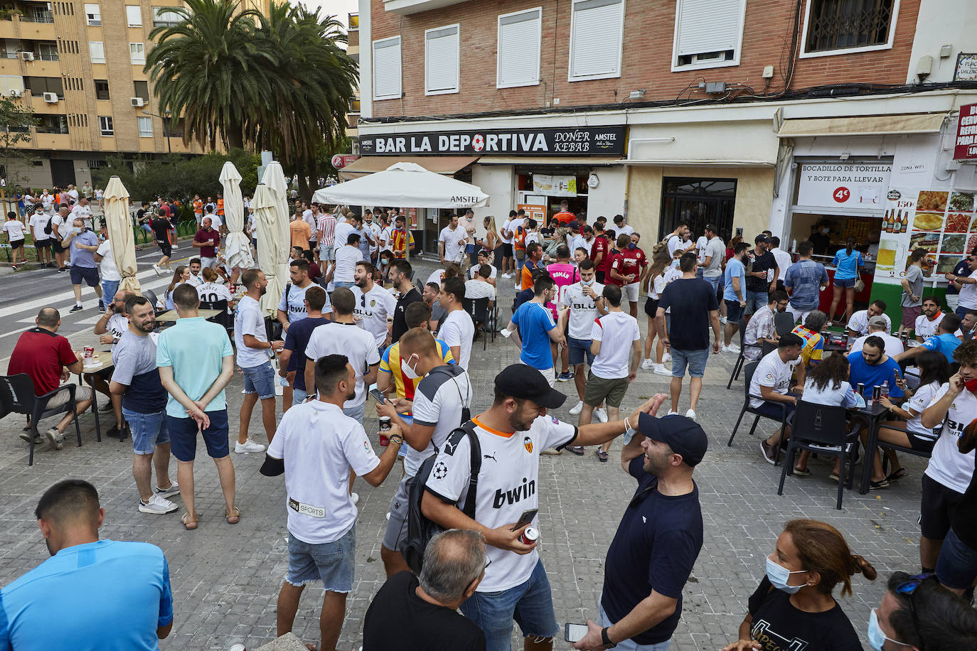 Fotos: Ambiente en Mestalla en el primer partido con público de la temporada