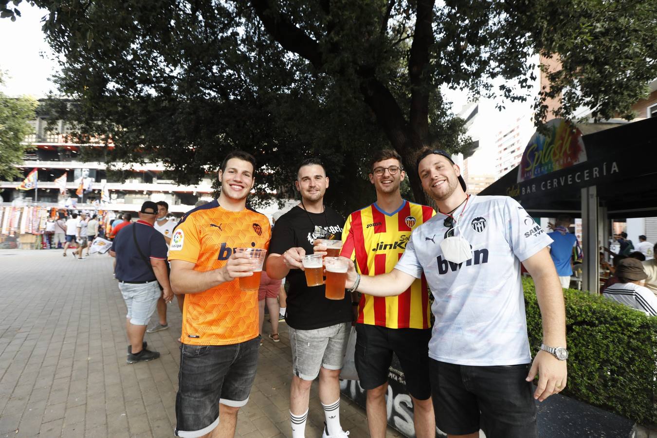 Fotos: Ambiente en Mestalla en el primer partido con público de la temporada