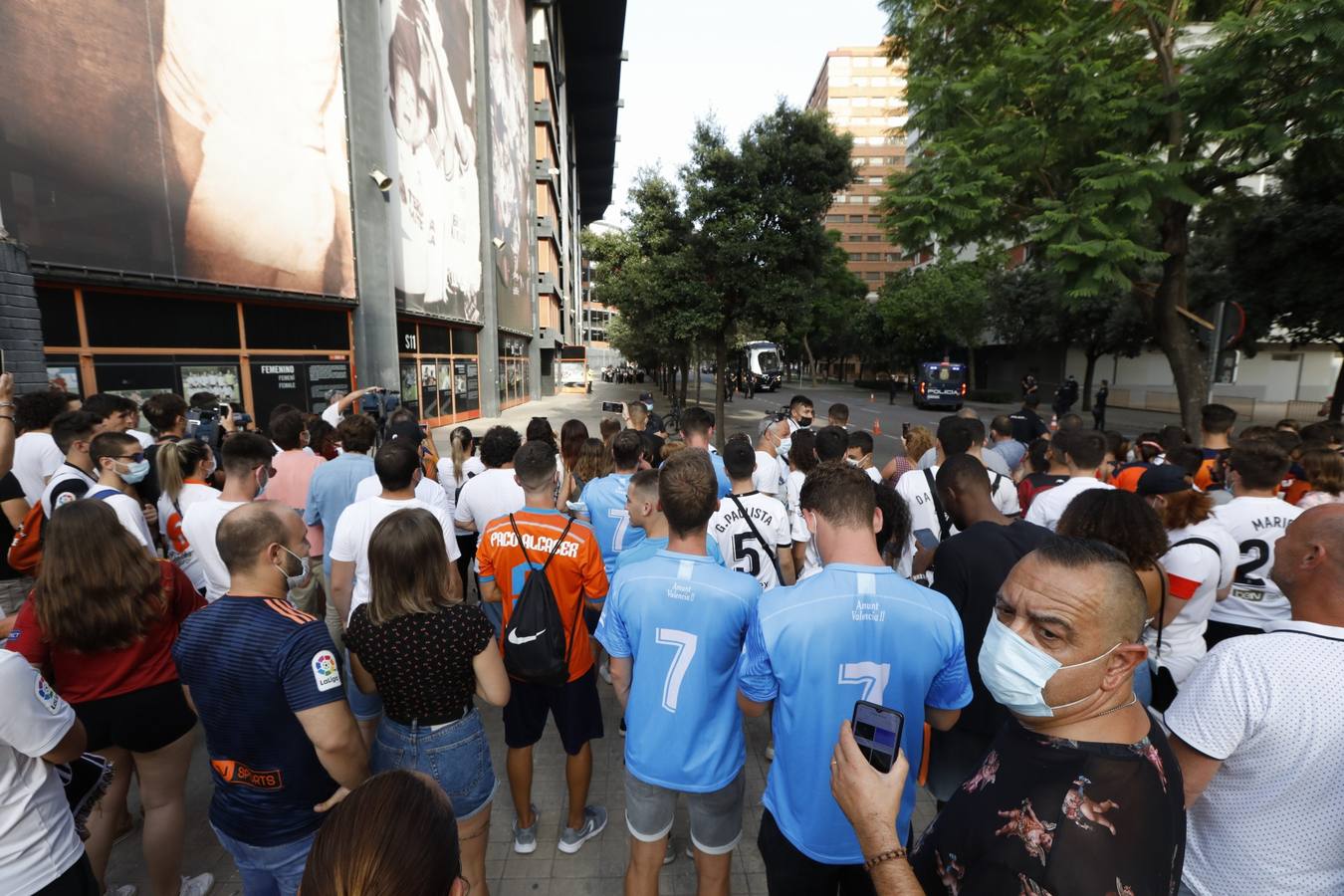 Fotos: Ambiente en Mestalla en el primer partido con público de la temporada