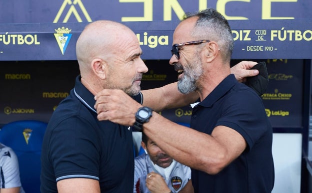 Paco López saluda a Vicente Cervera antes de empezar el partido de ayer. 