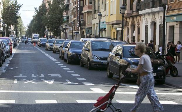 La habitual forma de aparcar que supone una multa de 500 euros y seis puntos del carnet