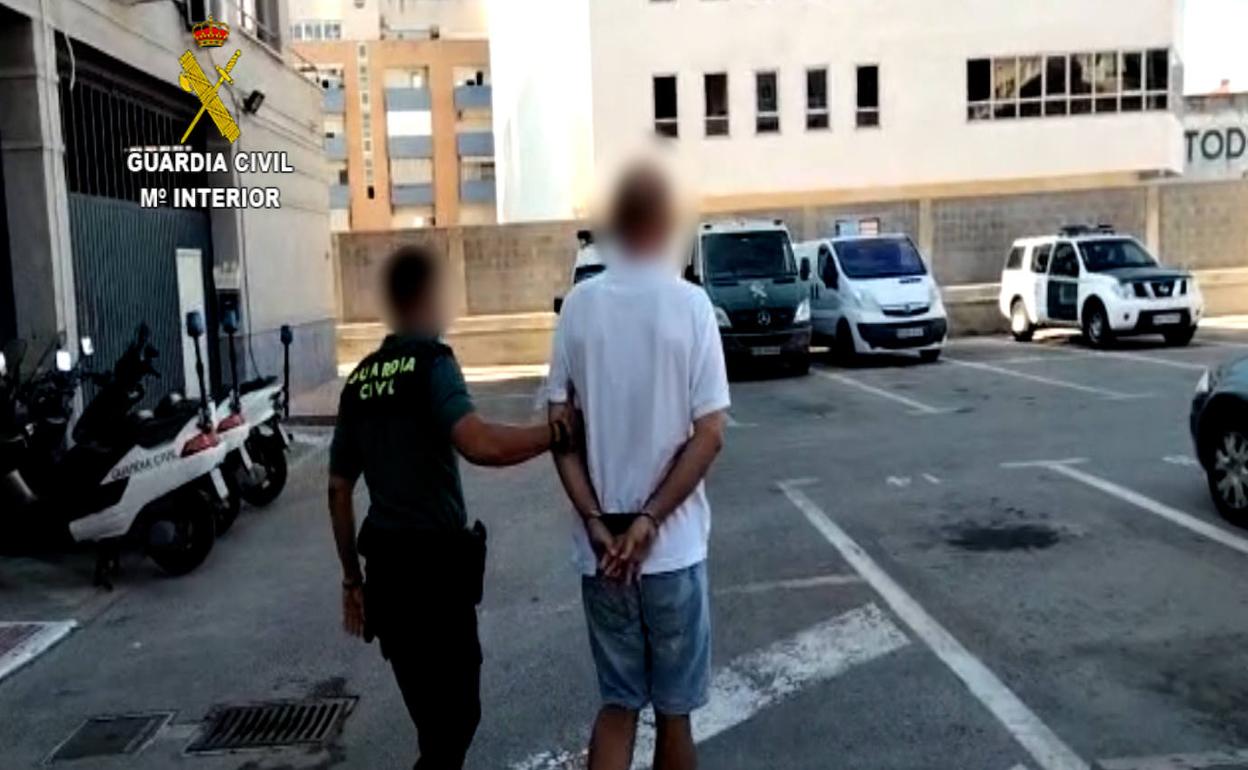 Imagen de la detención facilitada por la Guardia Civil. 