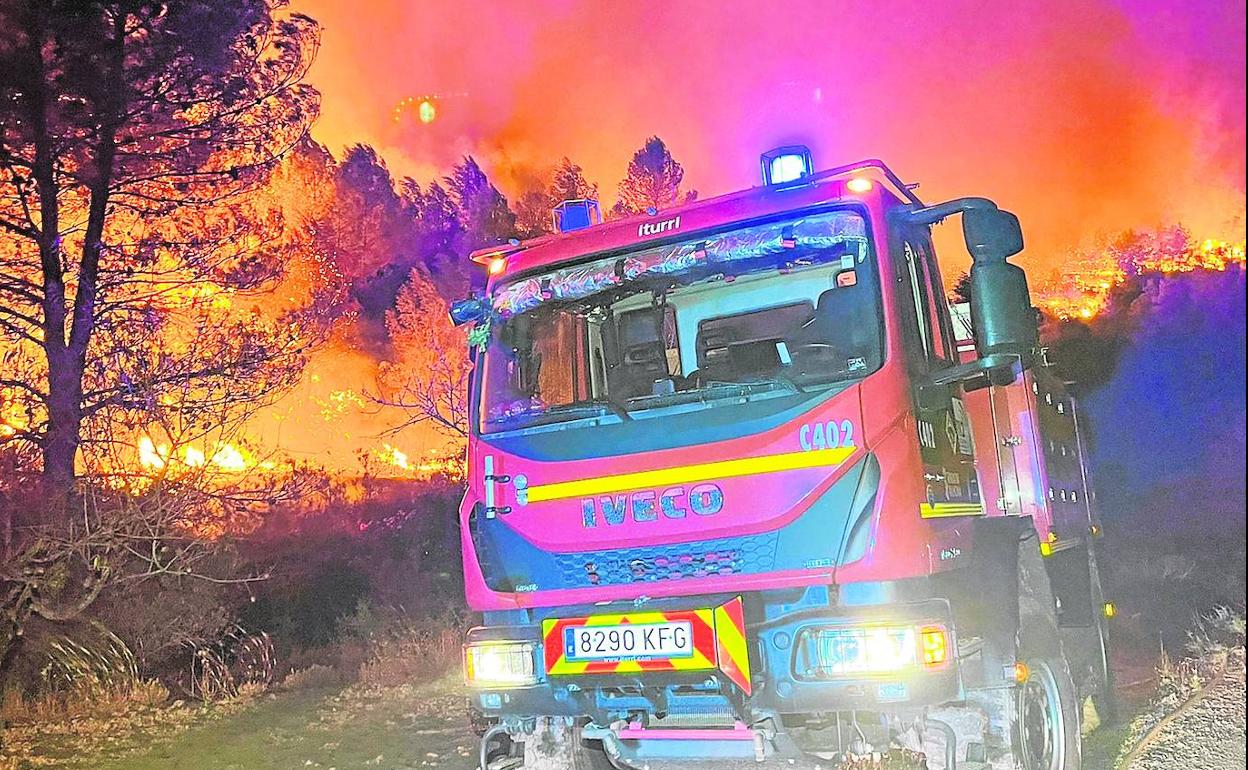 Extinción del incendio de Azuébar en la madrugada de ayer.