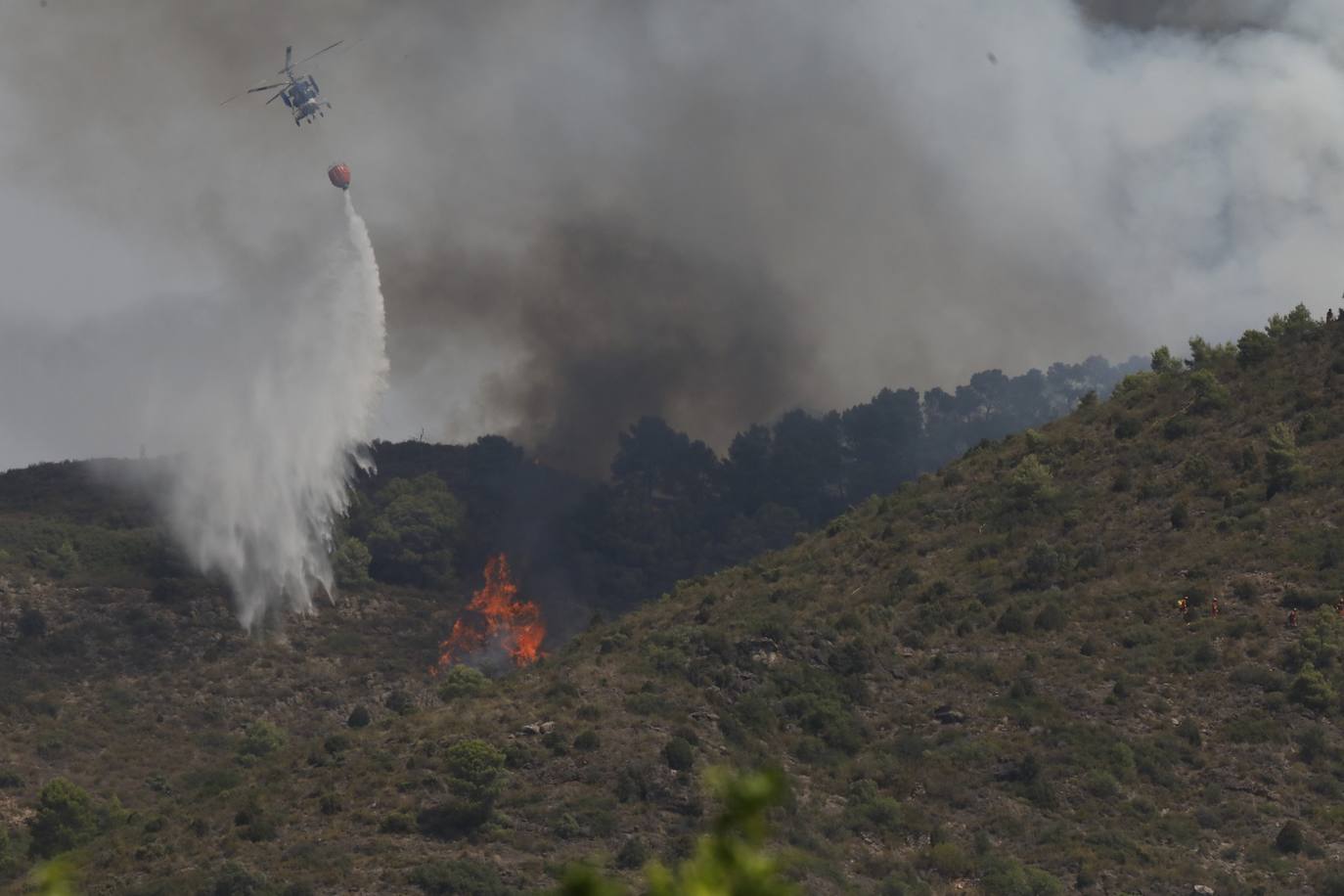 Un incendio afecta a la localidad castellonense de Azuébar desde última hora de la tare del sábado. Los efectivos trabajan para sofocar las llamas y los vecinos del municipio han sido desalojados por precaución.