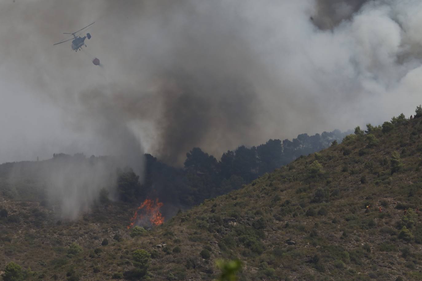 Un incendio afecta a la localidad castellonense de Azuébar desde última hora de la tare del sábado. Los efectivos trabajan para sofocar las llamas y los vecinos del municipio han sido desalojados por precaución.