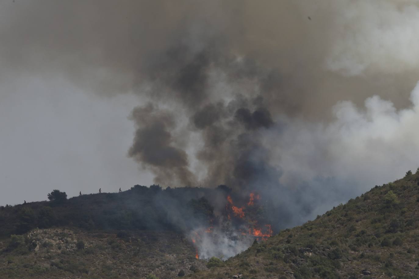 Un incendio afecta a la localidad castellonense de Azuébar desde última hora de la tare del sábado. Los efectivos trabajan para sofocar las llamas y los vecinos del municipio han sido desalojados por precaución.