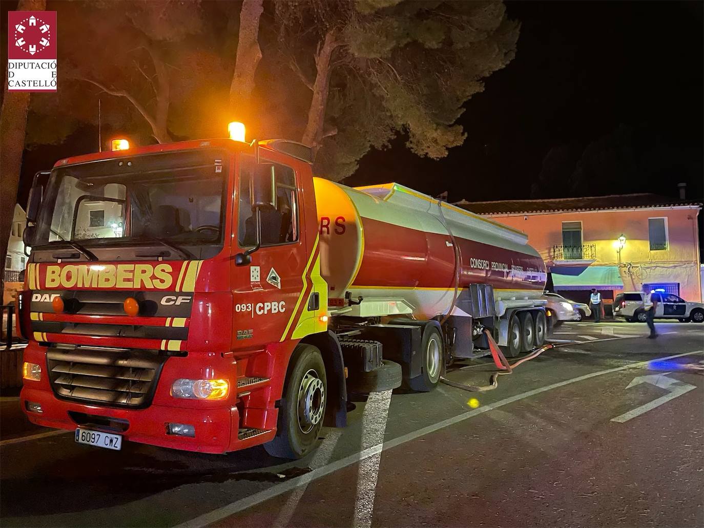 Un incendio afecta a la localidad castellonense de Azuébar desde última hora de la tare del sábado. Los efectivos trabajan para sofocar las llamas y los vecinos del municipio han sido desalojados por precaución.