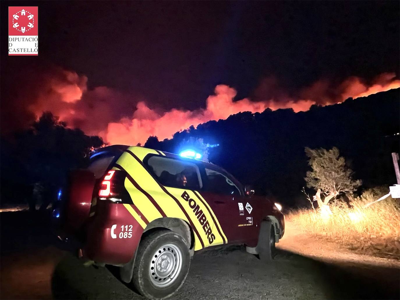 Un incendio afecta a la localidad castellonense de Azuébar desde última hora de la tare del sábado. Los efectivos trabajan para sofocar las llamas y los vecinos del municipio han sido desalojados por precaución.