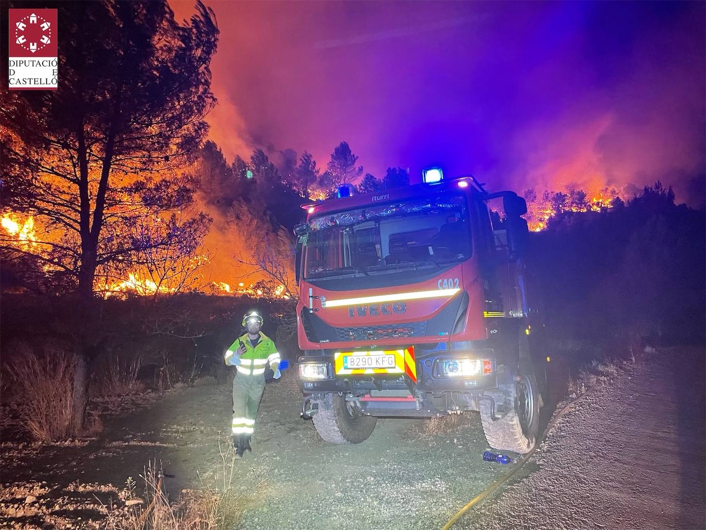 Un incendio afecta a la localidad castellonense de Azuébar desde última hora de la tare del sábado. Los efectivos trabajan para sofocar las llamas y los vecinos del municipio han sido desalojados por precaución.