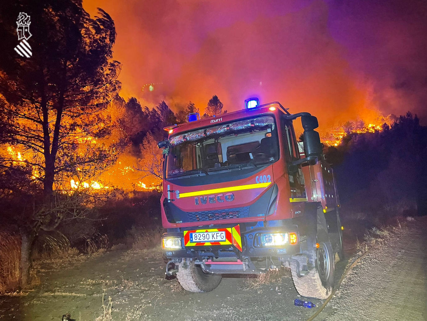 Un incendio afecta a la localidad castellonense de Azuébar desde última hora de la tare del sábado. Los efectivos trabajan para sofocar las llamas y los vecinos del municipio han sido desalojados por precaución.