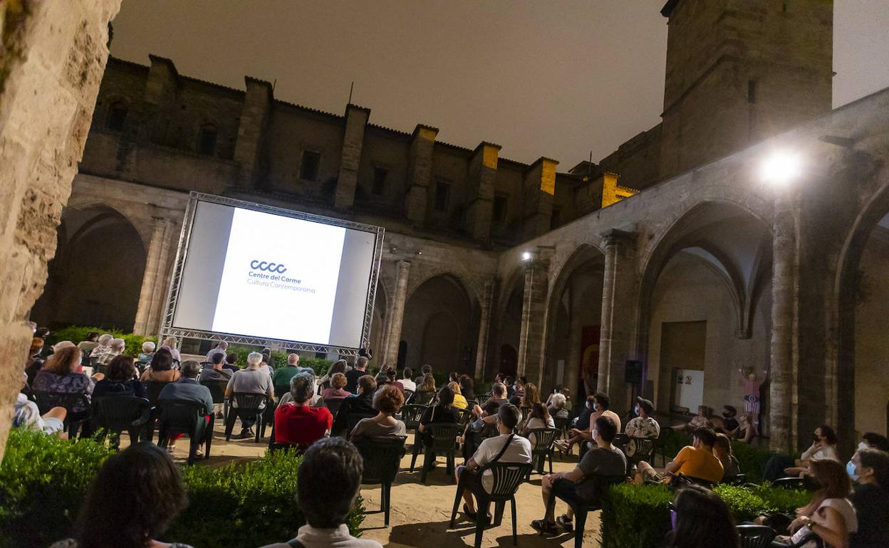 Proyección de una película en el claustro gótico del Centro del Carmen. 