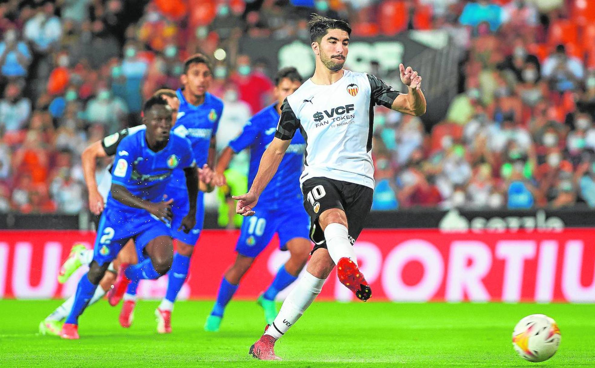 Carlos Soler lanza el penalti que dio la victoria al Valencia ante el Getafe el pasado viernes en Mestalla. 