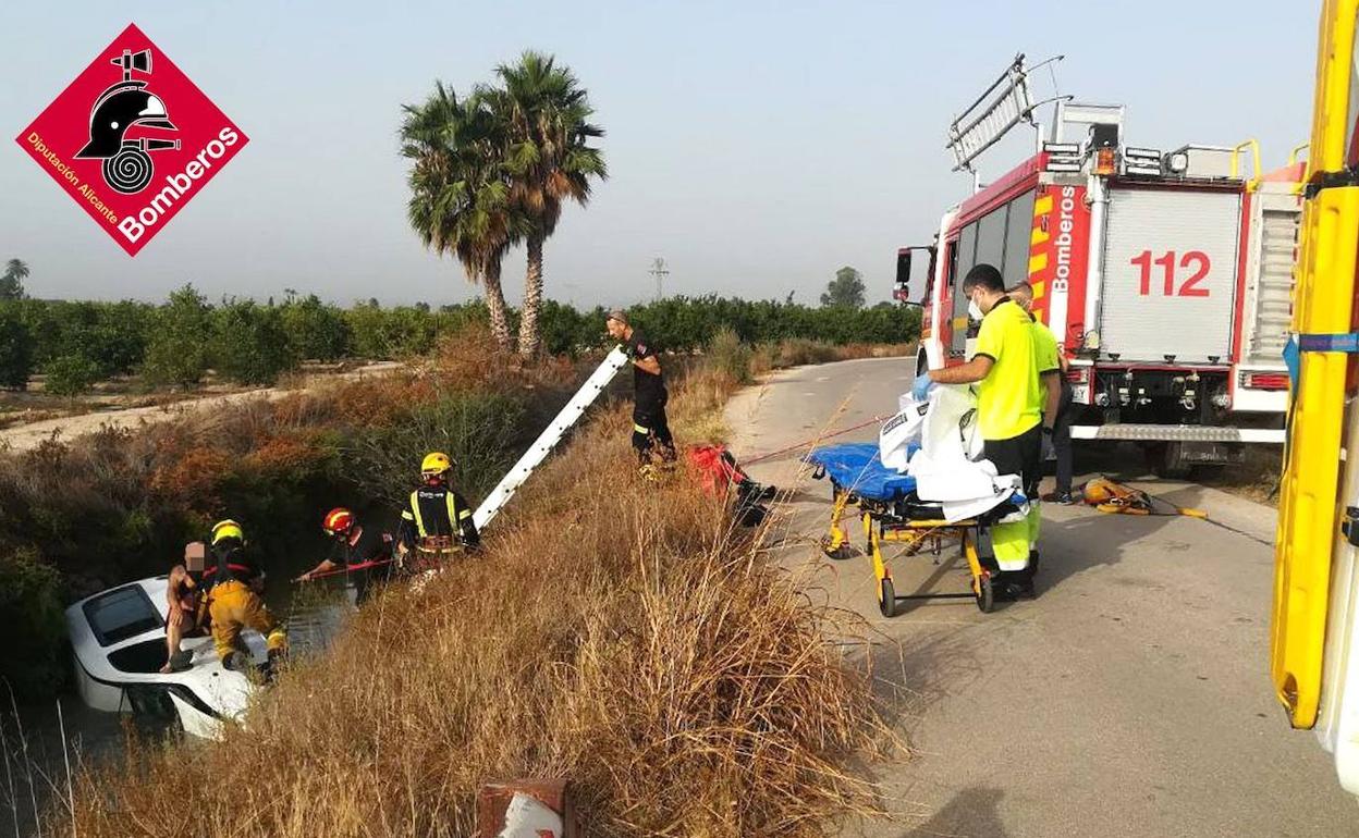 Rescate del hombre accidentado con su furgoneta, este lunes en Almoradí. 