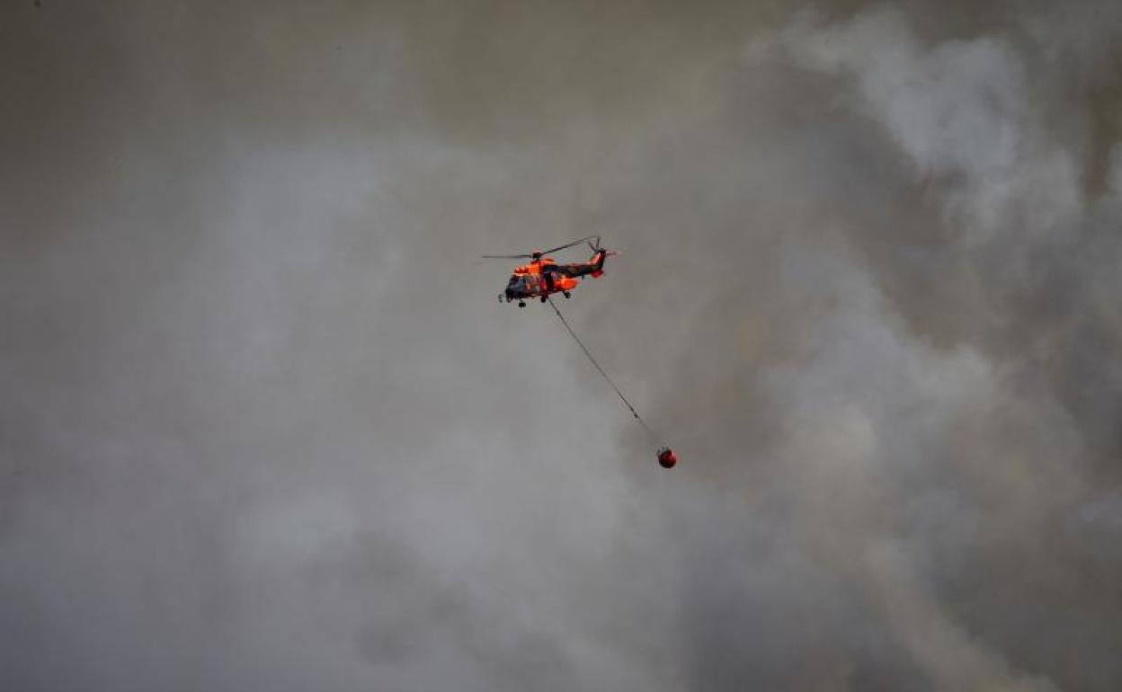 Un helicóptero, durante las tareas de extinción del incendio de Azuébar.