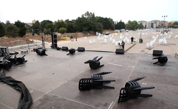 Torrecremada, recogiendo tras la suspención del concierto después de que el aire tirara sillas y atriles. 