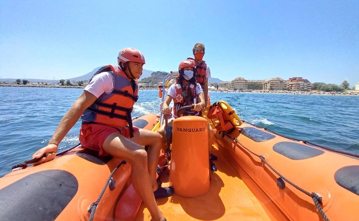 Socorristas de Cruz Roja que viigilan el litoral de Dénia. 