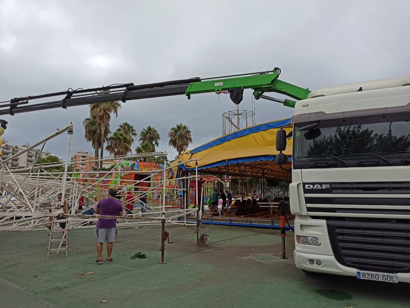 Imagen de la noria derribada en Gandia por un reventón cálido. 