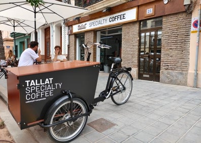 Imagen secundaria 1 - Arriba, la terraza del Tallat Specialty Coffee. Abajo a la izquierda, bicicleta que utilizan en la cafetería para repartir los pedidos. Abajo a la izquierda, la terraza del Tallat. 