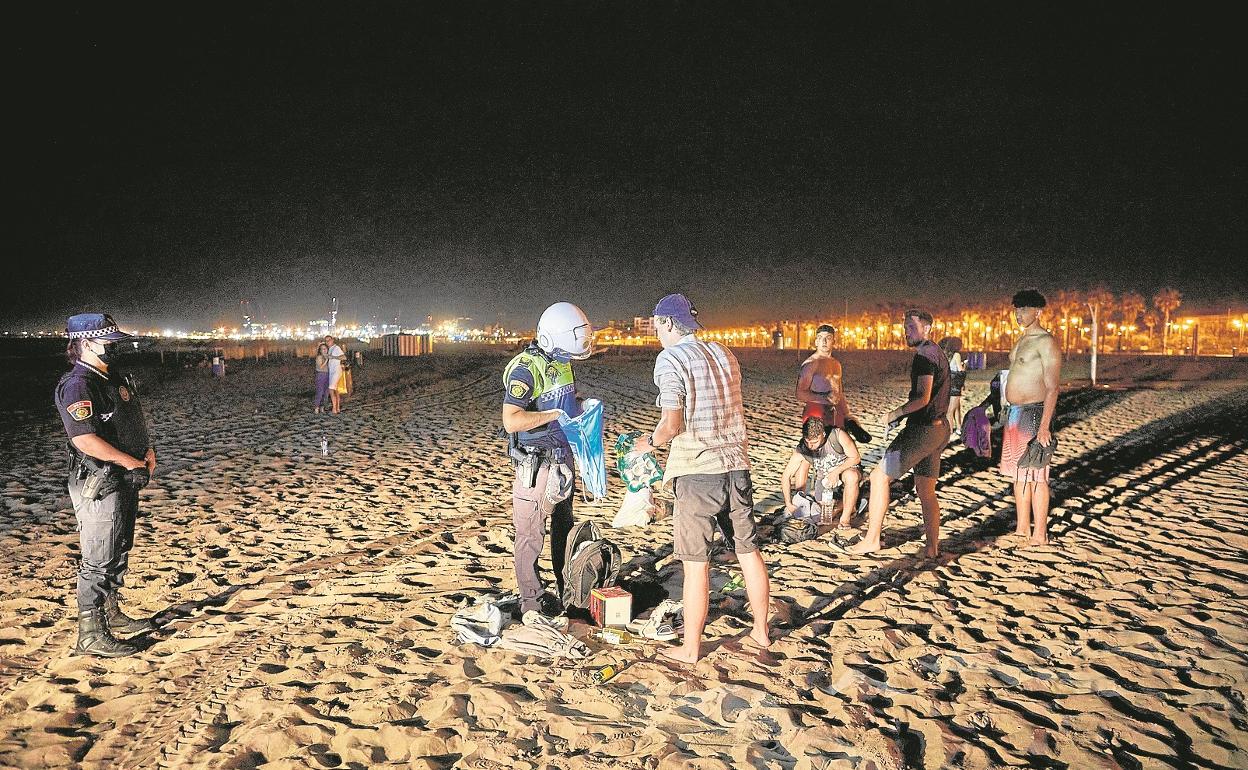 La Policía Local de Valencia realiza un control en una playa durante el verano. 