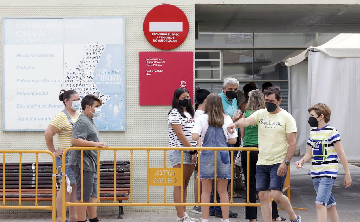 Cola para vacunarse en un un centro de salud de Valencia.